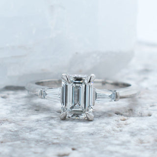 Bague de fiançailles à trois diamants et moissanite taille émeraude 