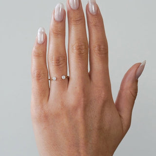 Alliance de mariage unique avec solitaire en moissanite à taille ronde de 0,20 ct 