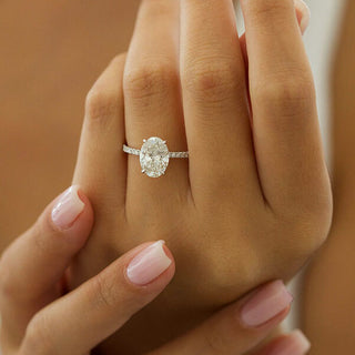 Anillo de compromiso con solitario de moissanita pavé de talla ovalada de 4,0 quilates