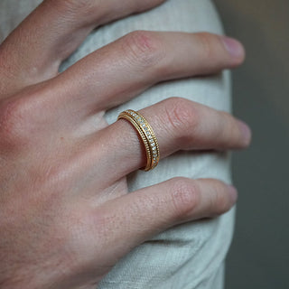 Alianza de boda para hombre con piedras redondas y milgrain 