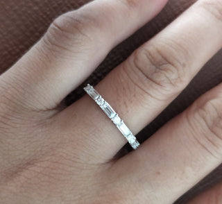 Alliance de mariage demi-éternité en or blanc brillant et taille baguette de 0,31 ct 