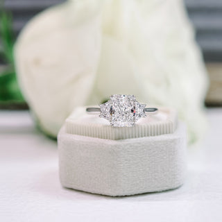 Anillo de compromiso con tres piedras de diamante y moissanita radiante engastado en forma de catedral de 2,50 quilates en oro blanco de 18 quilates