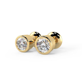 Boucles d'oreilles à tige en or jaune avec diamants en moissanite taille ronde et sertis clos