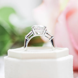 Bague de fiançailles à trois pierres avec diamants baguettes en moissanite taille brillant rond de 2,0 ct 