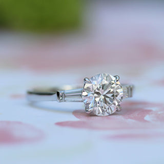 Bague de fiançailles à trois pierres avec diamants baguettes en moissanite taille brillant rond de 2,0 ct 