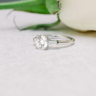 Bague de fiançailles à trois pierres avec diamants baguettes en moissanite taille brillant rond de 2,0 ct 