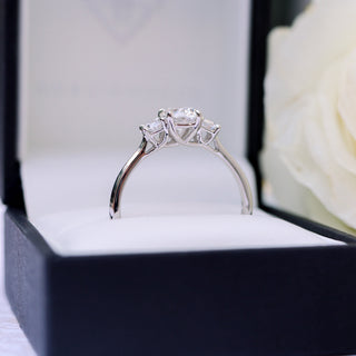 Bague de fiançailles solitaire en diamant à trois pierres ovales de 1,50 ct pour femme