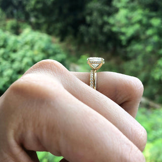 Anillo de compromiso de moissanita con halo oculto y solitario ovalado de 2,72 quilates