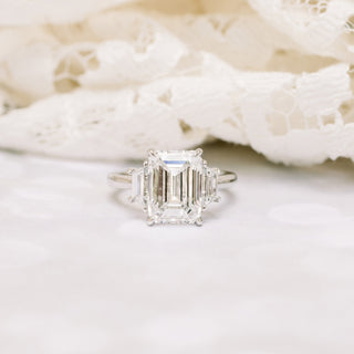 Bague de fiançailles en diamants à trois pierres en moissanite taille émeraude de 2,75 ct sertie de cathédrale pour femme