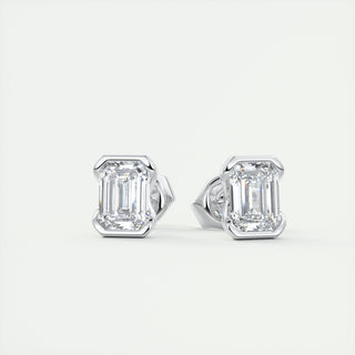 Boucles d'oreilles avec diamants cultivés en laboratoire G/VS et solitaire en demi-lunette émeraude de 1,0 ct