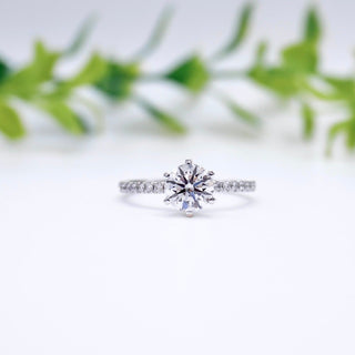 Bague de fiançailles en moissanite avec pavé de diamants à taille ronde pour elle