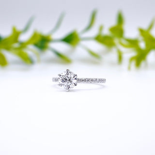 Bague de fiançailles en moissanite avec pavé de diamants à taille ronde pour elle