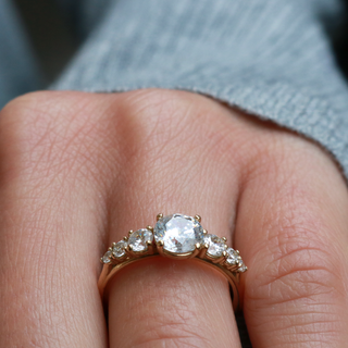 Anillo de compromiso solitario con diamante moissanita de siete piedras redondas de 1,45 quilates